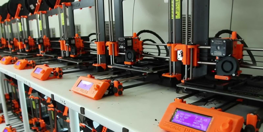 Historická tisková farma Prusa Research Řady 3D tiskáren Prusa i3 MK2 v provozu na tiskové farmě