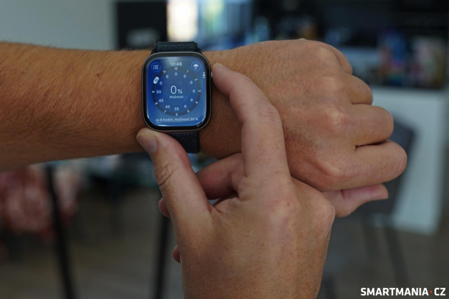 Apple Watch Series 11 při používání na zápěstí Člověk ovládá Apple Watch Series 11 nasazené na zápěstí