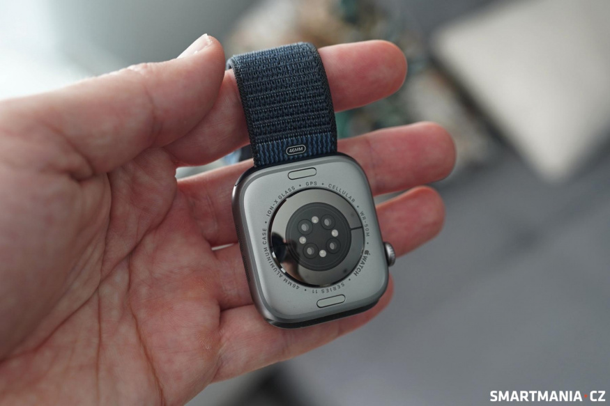Senzory Apple Watch Series 11 Detail senzorů na spodní straně Apple Watch Series 11