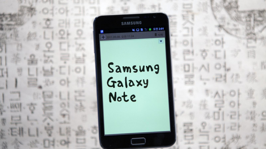 Původní Samsung Galaxy Note z roku 2011 Původní Samsung Galaxy Note s otevřenou poznámkou psanou pomocí S Penu