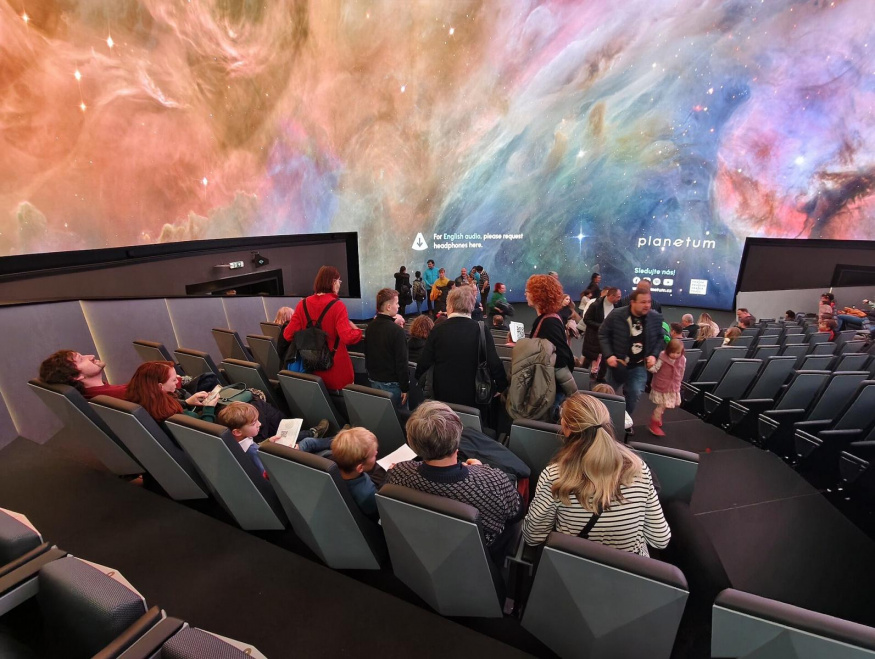 LED kopule Planetária Praha Pohled přes hlediště na barevnou LED projekci v hlavním sále Planetária Praha