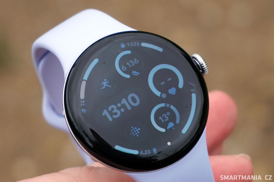 Ciferník Google Pixel Watch 4 s přehledem údajů Detail ciferníku Google Pixel Watch 4 s přehledem času a každodenních údajů