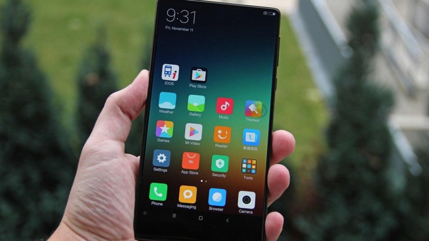 Futuristická přední strana Xiaomi Mi Mix Xiaomi Mi Mix držený v ruce s displejem nataženým téměř k horním a bočním okrajům