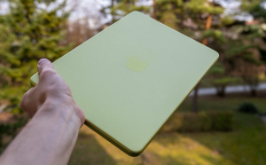 Notebook Macbook Neo ve žluté barvě