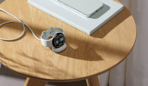 Hodinky Google Pixel Watch 5 na nabíječce
