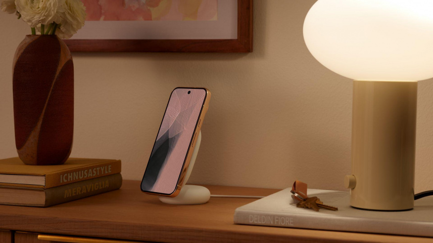 Pixel 11 Pro na Pixelsnap nabíječce Pixel 11 Pro na Pixelsnap nabíječce