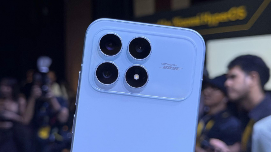 Poco F8 Pro patří k levnějším telefonům s vrcholným Snapdragonem 8 Elite Modrý Poco F8 Pro s detailem zadních fotoaparátů
