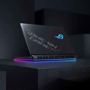 Rog Strix Scar 18 2026 se svítím logem na zádech