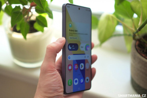 Galaxy S26 Ultra s plochým displejem a tenkými rámečky Samsung Galaxy S26 Ultra držený v ruce z bočního úhlu