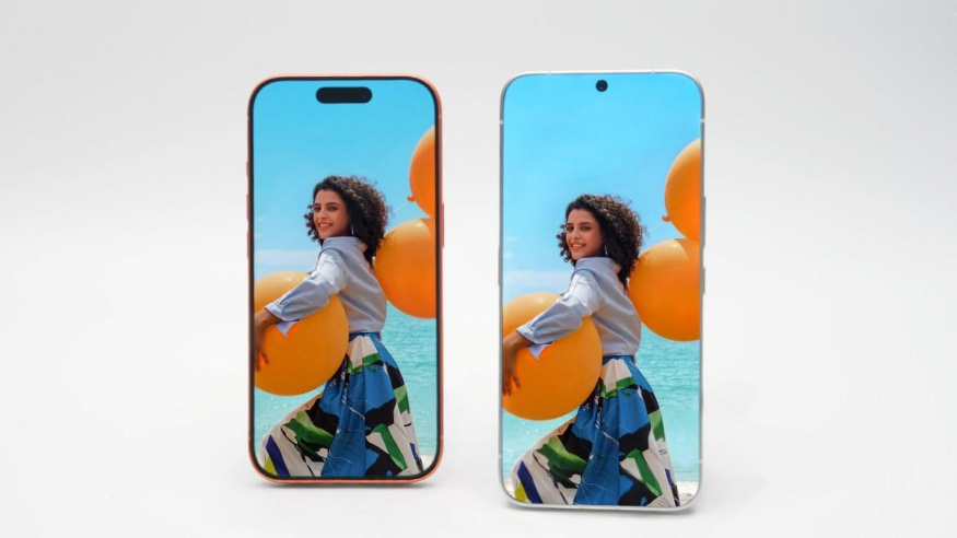 Konceptuální smartphone Tecno vedle iPhonu 17 Pro Konceptuální smartphone Tecno vedle iPhonu 17 Pro