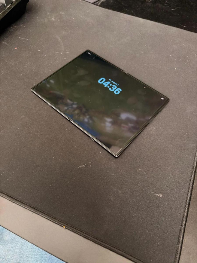 Telefon se bez kamer na stole nekolíbá Telefon se bez kamer na stole nekolíbá