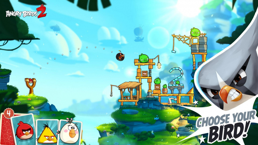 Angry Birds 2 při výstřelu z praku Gameplay Angry Birds 2 s ptákem letícím od praku k pevnosti prasat