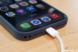 USB-C u iPhonu 17 Pro neslouží jen k nabíjení, ale také k rychlému přenosu dat iPhone 17 Pro připojený kabelem přes USB-C