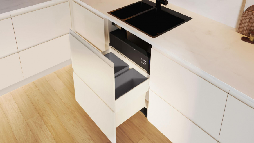 Vestavná servisní stanice Bosch a Ecovacs pod dřezem Otevřená kuchyňská skříňka s vestavnou servisní stanicí Bosch a Ecovacs pod dřezem