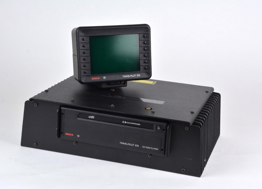 Bosch TravelPilot IDS z roku 1989 Navigační systém Bosch TravelPilot IDS s CRT displejem a jednotkou CD-ROM