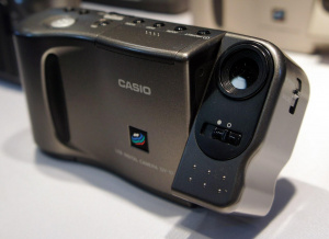 Digitální fotoaparát Casio QV-10 s otočným objektivem Digitální fotoaparát Casio QV-10 s otočným objektivem