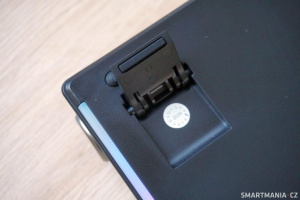 Dvou polohové nožičky mění sklo, vpravo pak schovávají wireless dongle do USB Dvou polohové nožičky mění sklo, vpravo pak schovávají wireless dongle do USB