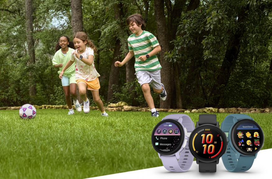 Dětské LTE hodinky Garmin Bounce 2 Tři varianty dětských LTE hodinek Garmin Bounce 2 před hrajícími dětmi