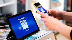 Telefon skenuje platební QR kód z terminálu