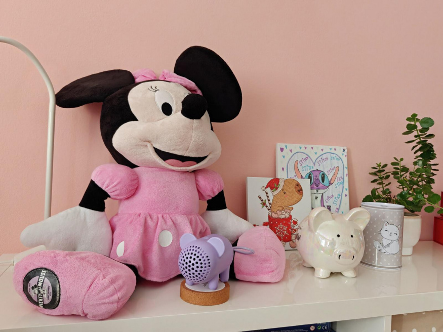 GREJSIMOJS mezi hračkami v dětském pokoji Fialový reproduktor IKEA GREJSIMOJS mezi hračkami a dekoracemi s Minnie Mouse