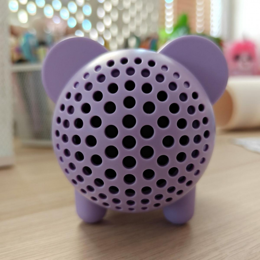 Mřížka reproduktoru IKEA GREJSIMOJS Detail perforované čelní mřížky reproduktoru IKEA GREJSIMOJS