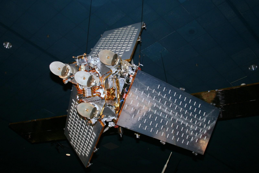 Replika družice první generace Iridium Replika první generace družice Iridium se solárními panely a anténami