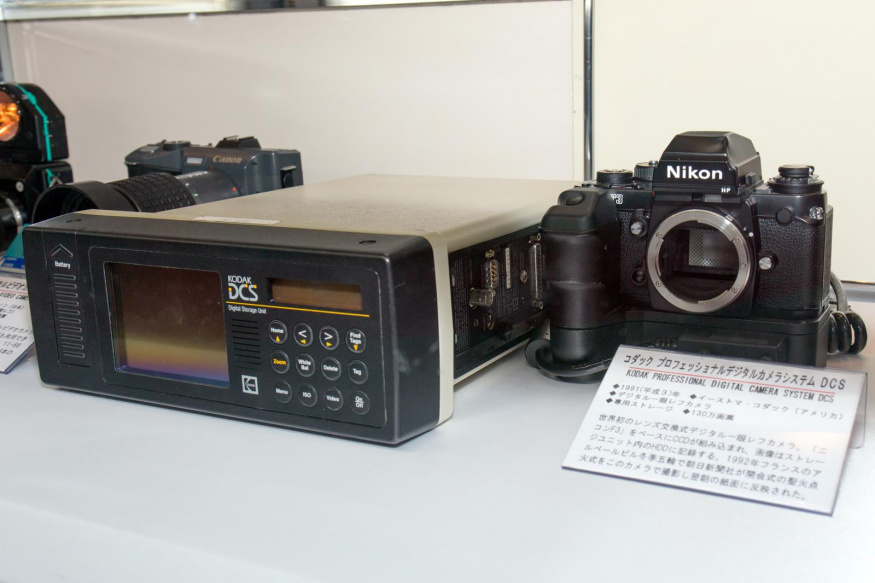Kodak DCS s Nikonem F3 Digitální systém Kodak DCS s fotoaparátem Nikon F3 a samostatnou úložnou jednotkou