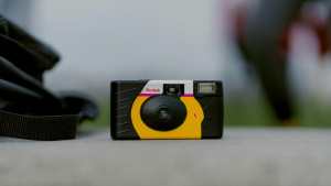 Žlutočerný jednorázový fotoaparát Kodak na stole