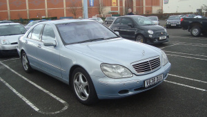 Mercedes-Benz S 430 generace W220 se systémem Distronic Mercedes-Benz S 430 generace W220 na parkovišti