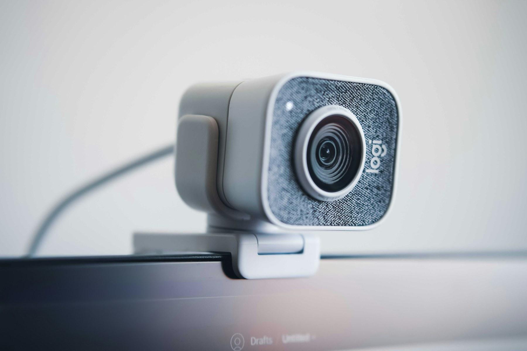 Moderní webkamera na monitoru Detail moderní webkamery upevněné na horní hraně monitoru