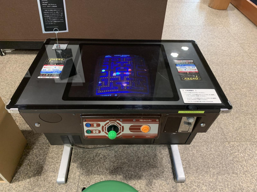 Stolní arkádový automat Pac-Man Historický stolní arkádový automat Pac-Man vystavený v muzeu v japonské Nagoji