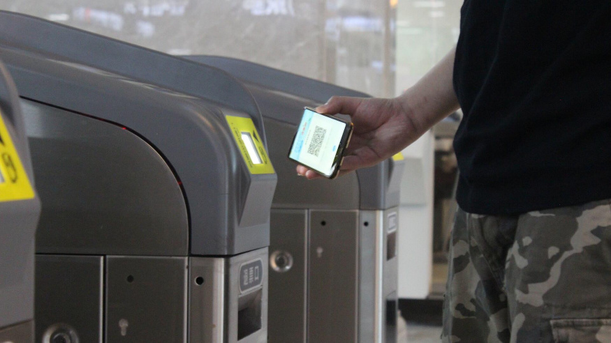 QR kód v metru Cestující přikládá telefon s QR kódem ke čtečce u turniketu metra