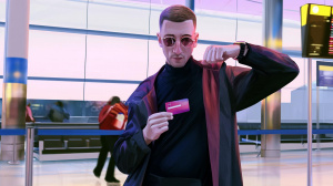 Muž chlubící se platební kartou Revolut na letišti (ilustrační obrázek)