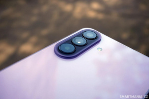 Galaxy A57 používá trojici samostatně vystupujících fotoaparátů Detail trojice fotoaparátů Samsungu Galaxy A57