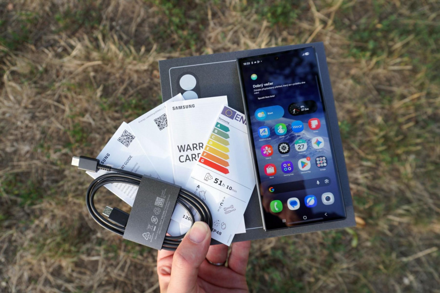 Samsung Galaxy Z Fold 8 Ultra obsahuje v balení jen kabel a papíry Samsung Galaxy Z Fold 8 Ultra obsahuje v balení jen kabel a papíry