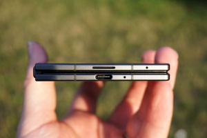 Tloušťka telefonu je daná zejména USB-C konektorem Tloušťka telefonu je daná zejména USB-C konektorem