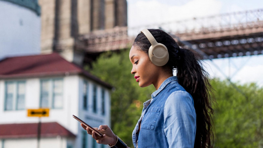 JBL Tune 730BT: obklopte celé uši basovou energií JBL Tune 730BT: obklopte celé uši basovou energií