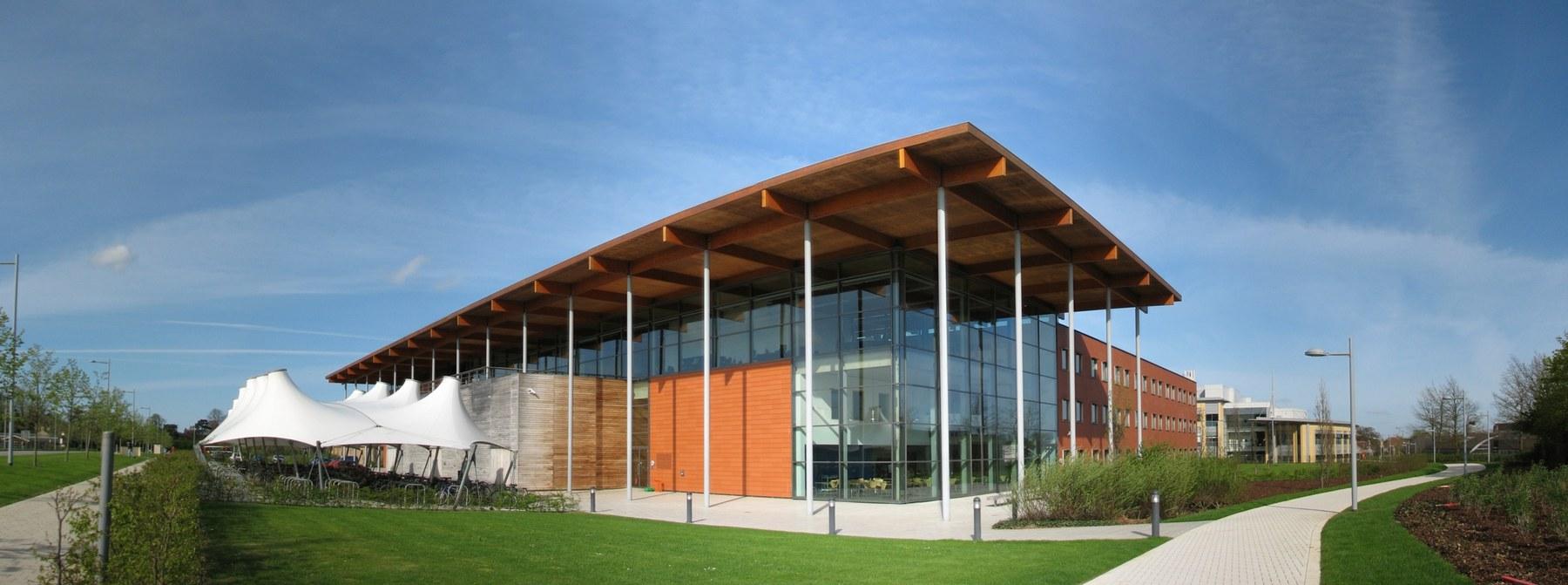 William Gates Building, sídlo Computer Laboratory Panoramatický pohled na William Gates Building, dnešní sídlo Computer Laboratory University of Cambridge