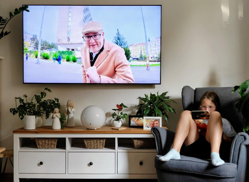 YouTube na dvou obrazovkách v domácnosti YouTube na televizoru a telefonu současně v domácím obýváku