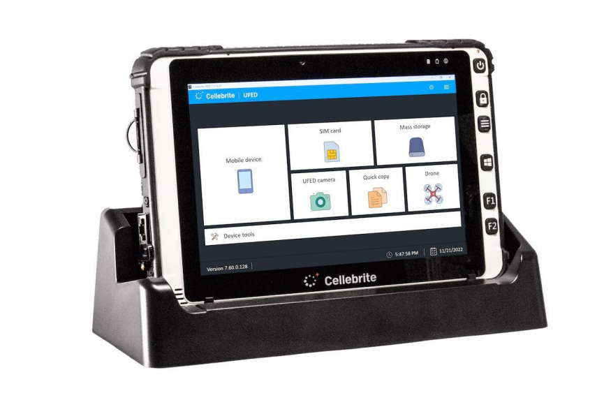 Forenzní nástroj Cellebrite UFED Forenzní tablet Cellebrite UFED v dokovací stanici