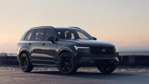 Tmavé Volvo XC90 Black Edition u moře při západu slunce