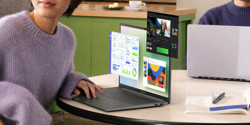 Asus Vivobook S16 na stole Asus Vivobook S16 na stole