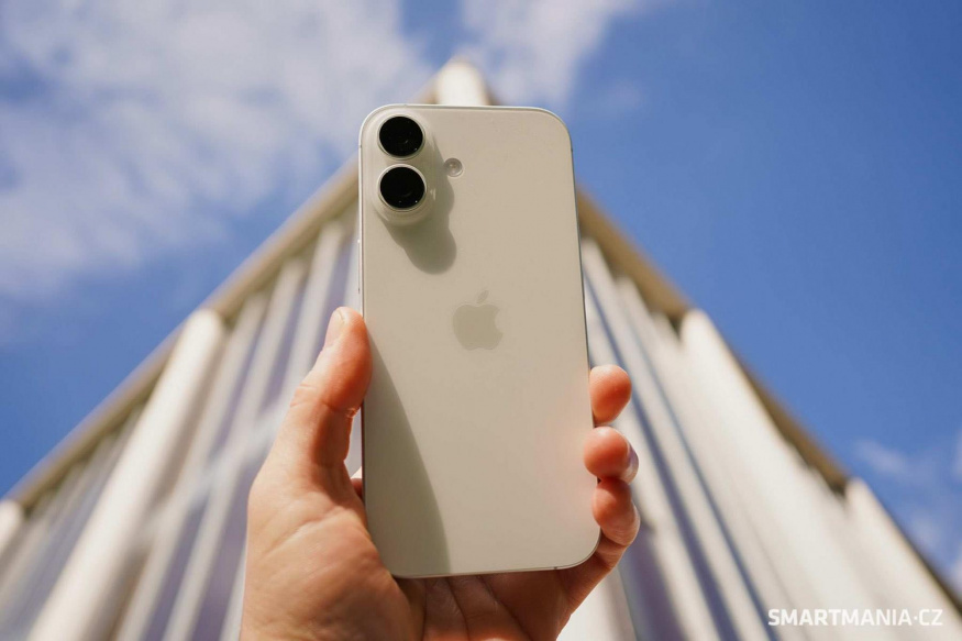 Bílý iPhone 17 v ruce Bílý iPhone 17 držený v ruce zezadu