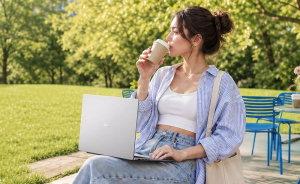 Asus Vivobook S16 při práci Asus Vivobook S16 při práci