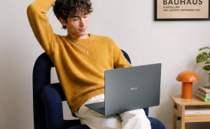 Asus Vivobook S16 při práci Asus Vivobook S16 při práci