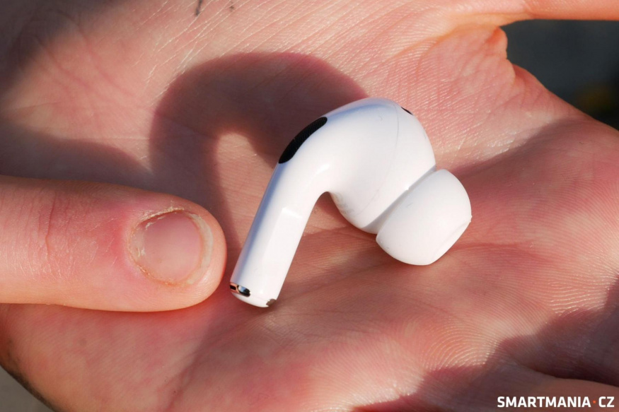 Detail AirPods Pro 2 v dlani Bílé sluchátko AirPods Pro 2 se silikonovým nástavcem leží v dlani vedle palce