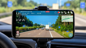 Už deset let vyvíjím aplikaci, která mění telefon v autokameru. Co dnes Dash Cam Travel dokáže?