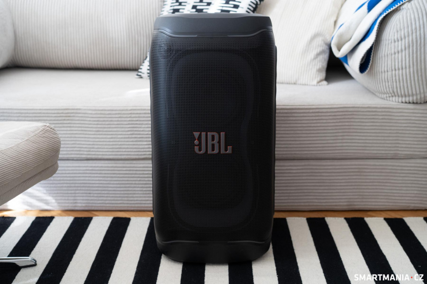 JBL Partybox 330 v černé barvě, pořídit jej ale lze i v elegantní bílé edici JBL Partybox 330 v černé barvě, pořídit jej ale lze i v elegantní bílé edici