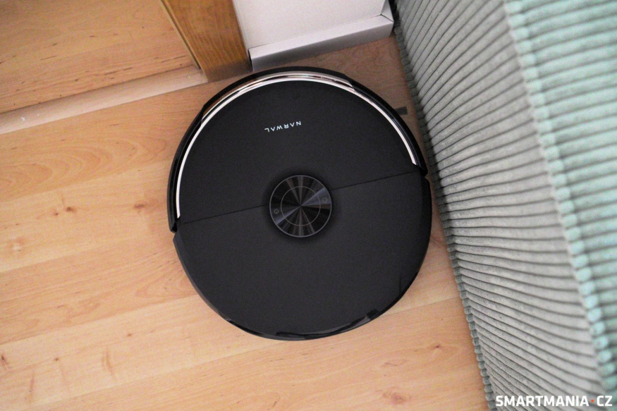 Robot uklízí v rohu Robot uklízí v rohu