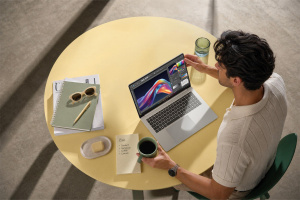 Asus Vivobook S16 na stole